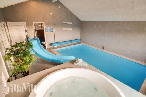 Njut av spabadets värme i lyxstuga nr 477 i Vestjylland