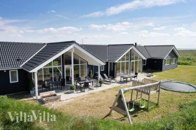 Den praktfulla poolstugan nr 477 med plats för 18 personer ligger i Vestjylland