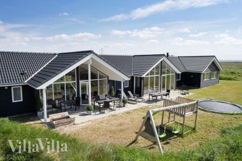 Den praktfulla poolstugan nr 477 med plats för 18 personer ligger i Vestjylland