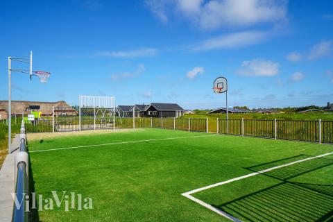 Till den trevliga sommarstugan nr 477 i Vestjylland erbjuds en mängd utomhusaktiviteter, t.ex. lektorn och gungor