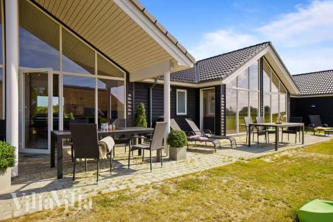 Lyxstuga nr 477 har en härlig terrass med sköna trädgårdsmöbler för 18 personer.