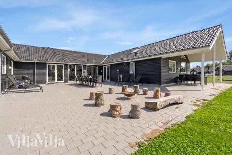 På terrassen i sommarhus nr 470 finns det plats för upp till 24 gäster.