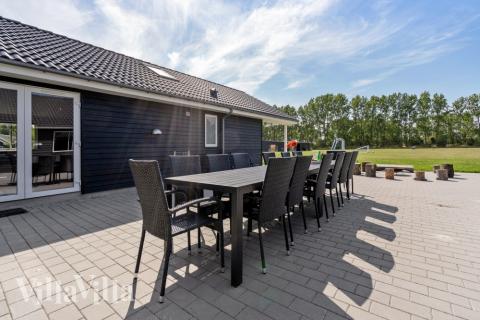 Njut av en grillkväll på terrassen i lyxstuga nr 470 i Lolland/Falster/Møn