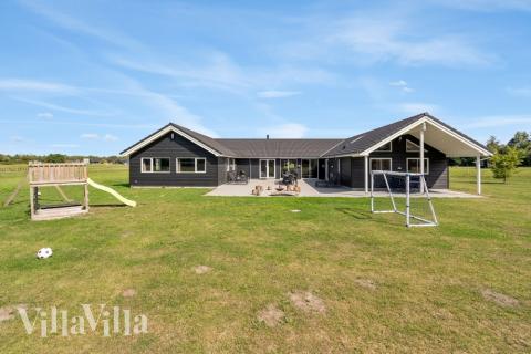 Den tjusiga sommarstugan nr 470 med gott om plats för upp till 24 personer