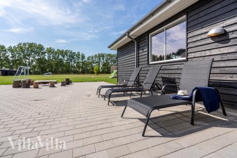 Stor terrass i lyxstuga nr 470 i Lolland/Falster/Møn.