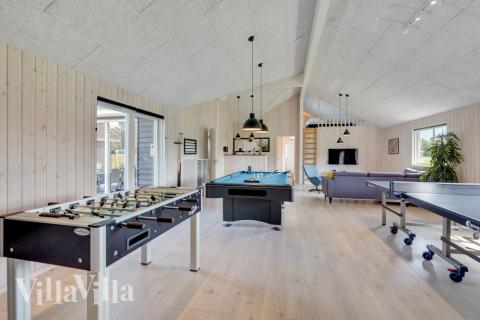 Lyxstuga 470 för 24 personer har ett stort aktivitetsrum med bl.a. biljard och dart