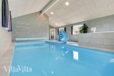 Den praktfulla poolstugan nr 470 med plats för 24 personer ligger i Lolland/Falster/Møn