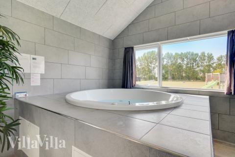 Njut av spabadets värme i lyxstuga nr 470 i Lolland/Falster/Møn