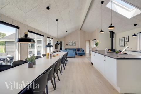 Det stora ljusa vardagsrummet i lyxstuga nr 470 för 24.