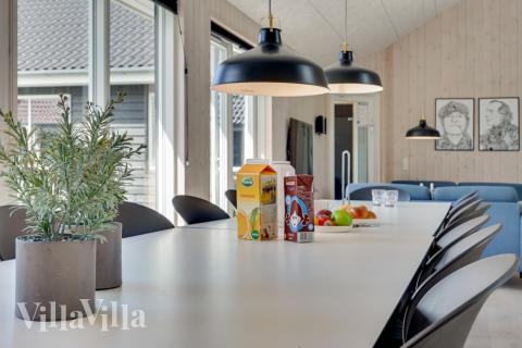 Ni kan sitta 24 personer tillsammans i vardagsrummet när ni besöker lyxhus nr 470 i Lolland/Falster/Møn.
