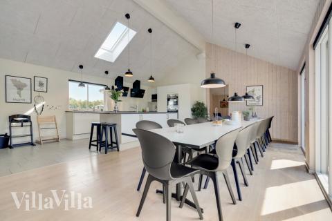 Vardagsrummet i lyxstuga nr. 470 har plats för 24 personer.