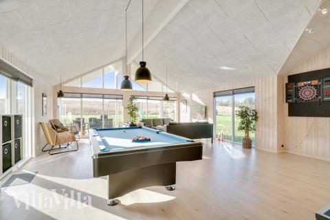 Lyxstuga 479 för 26 personer har ett stort aktivitetsrum med bl.a. biljard och dart