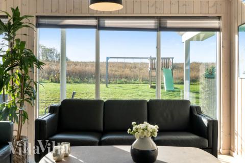 Vardagsrummet i lyxstuga nr. 479 har plats för 26 personer.