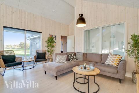 Det stora ljusa vardagsrummet i lyxstuga nr 479 för 26.