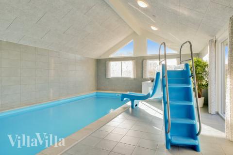 Den härliga poolen i lyxstuga nr 479 för 26 personer