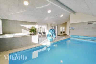 Sommarstuga 479 är inredd med en smakfull poolavdelning som har vattenrutschbana, ett stort inbyggt spapad och bastu