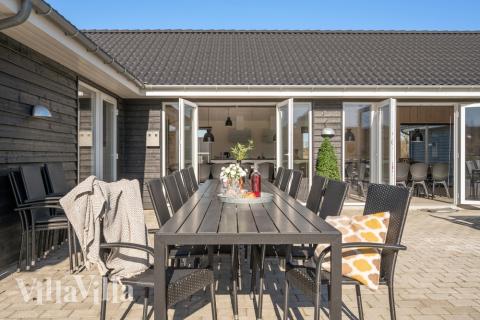 Lyxstuga nr 479 har en härlig terrass med sköna trädgårdsmöbler för 26 personer.