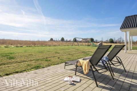 Njut av en grillkväll på terrassen i lyxstuga nr 479 i Østjylland