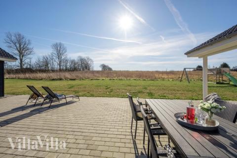 På terrassen i sommarhus nr 479 finns det plats för upp till 26 gäster.