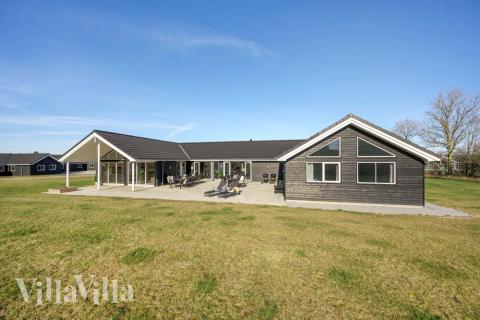 Den praktfulla poolstugan nr 479 med plats för 26 personer ligger i Østjylland