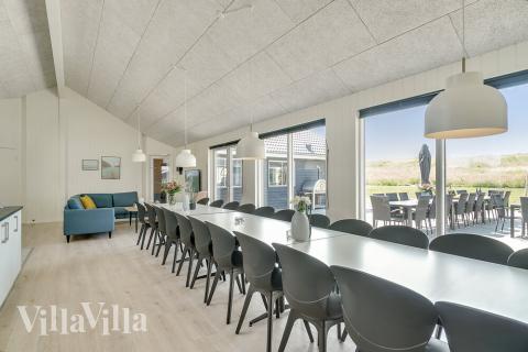 Vardagsrummet i lyxstuga nr. 480 har plats för 24 personer.