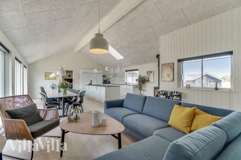 Det stora ljusa vardagsrummet i lyxstuga nr 480 för 24.