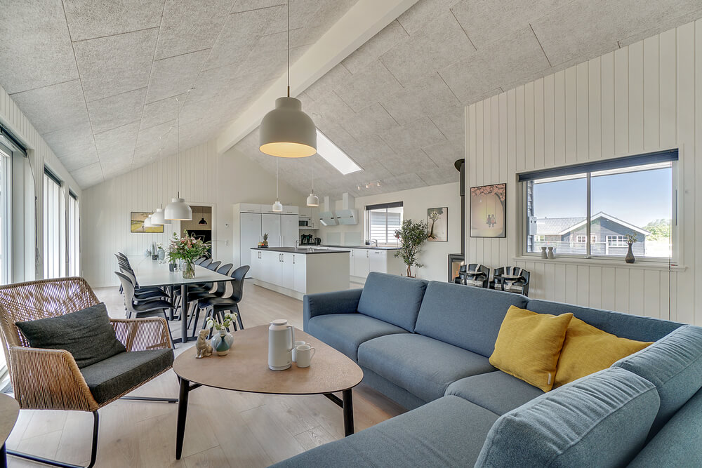 Det stora ljusa vardagsrummet i lyxstuga nr 480 för 24.
