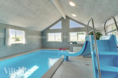 Sommarstuga 480 är inredd med en smakfull poolavdelning som har vattenrutschbana, ett stort inbyggt spapad och bastu