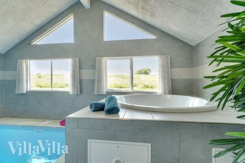 Njut av spabadets värme i lyxstuga nr 480 i Østjylland