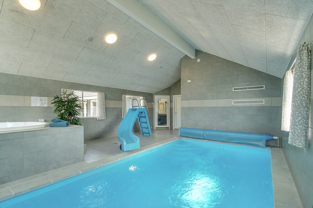 Den härliga poolen i lyxstuga nr 480 för 24 personer