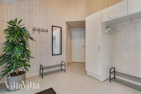 Den rymliga entrén i lyxstuga nr 480 i Østjylland