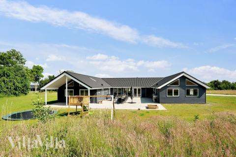 Den praktfulla poolstugan nr 480 med plats för 24 personer ligger i Østjylland