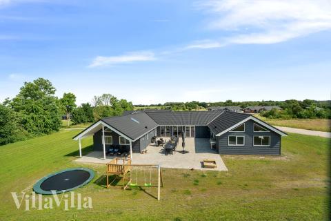 Den tjusiga sommarstugan nr 480 med gott om plats för upp till 24 personer