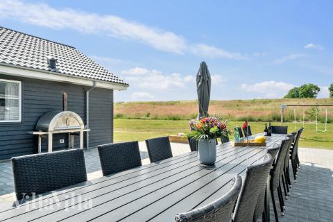 På terrassen i sommarhus nr 480 finns det plats för upp till 24 gäster.