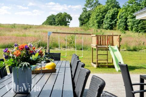 Njut av en grillkväll på terrassen i lyxstuga nr 480 i Østjylland