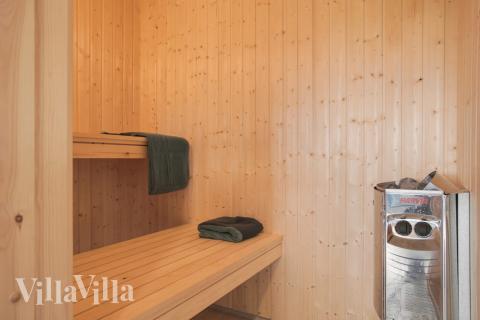 Njut av bastuvärmen i lyxstuga nr 481 för 16 personer