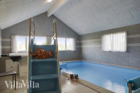 Sommarstuga 481 är inredd med en smakfull poolavdelning som har vattenrutschbana, ett stort inbyggt spapad och bastu