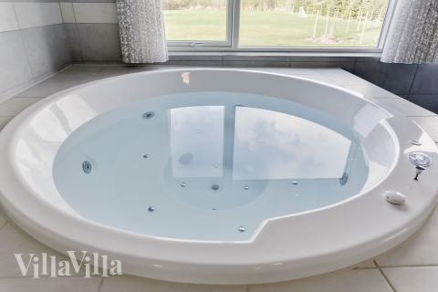 Njut av spabadets värme i lyxstuga nr 481 i Lolland/Falster/Møn