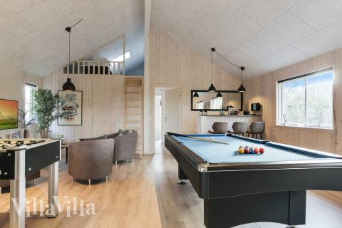 Lyxstuga 481 för 16 personer har ett stort aktivitetsrum med bl.a. biljard och dart