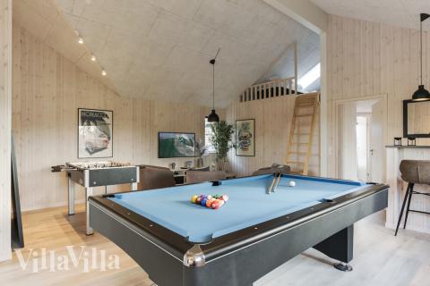 Förutom de många timmar som du kan tillbringa i stugans poolavdelning erbjuder lyxstuga 481 även biljard, bordtennis och dart