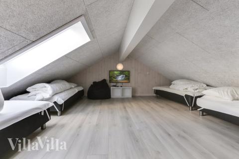 Några av de 16 sovplatserna finns på loftet i lyxstuga nr 481