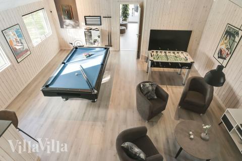 Aktivitetsrum i lyxstuga nr 481 med 6 sovrum och plats för 16 personer.