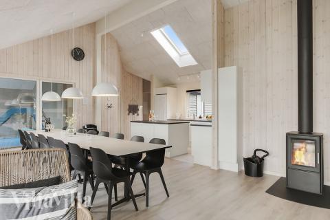 Det stora ljusa vardagsrummet i lyxstuga nr 481 för 16.