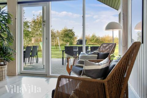 I soffhörnan i lyxstuga 481 i Lolland/Falster/Møn kan ni spela brädspel eller titta på film tillsammans.