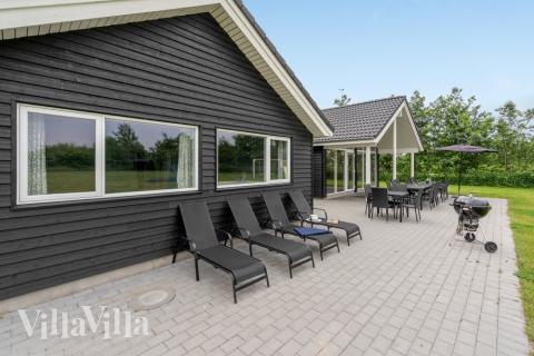 Lyxstuga nr 481 har en härlig terrass med sköna trädgårdsmöbler för 16 personer.