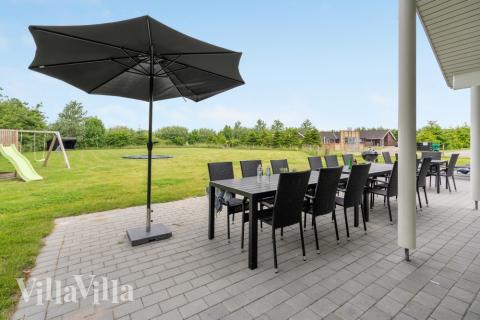 På terrassen i sommarhus nr 481 finns det plats för upp till 16 gäster.