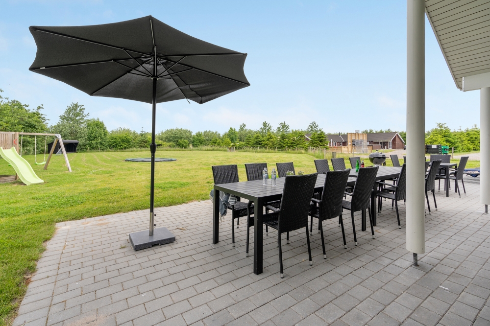 På terrassen i sommarhus nr 481 finns det plats för upp till 16 gäster.