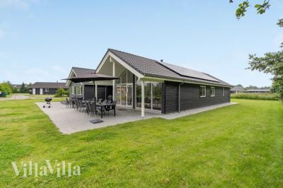 Den praktfulla poolstugan nr 481 med plats för 16 personer ligger i Lolland/Falster/Møn