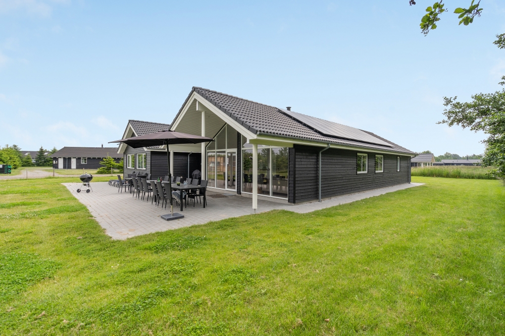 Den praktfulla poolstugan nr 481 med plats för 16 personer ligger i Lolland/Falster/Møn