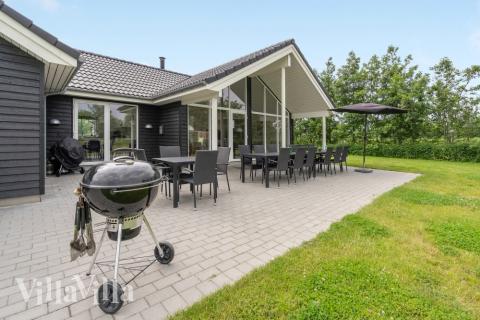 Njut av en grillkväll på terrassen i lyxstuga nr 481 i Lolland/Falster/Møn
